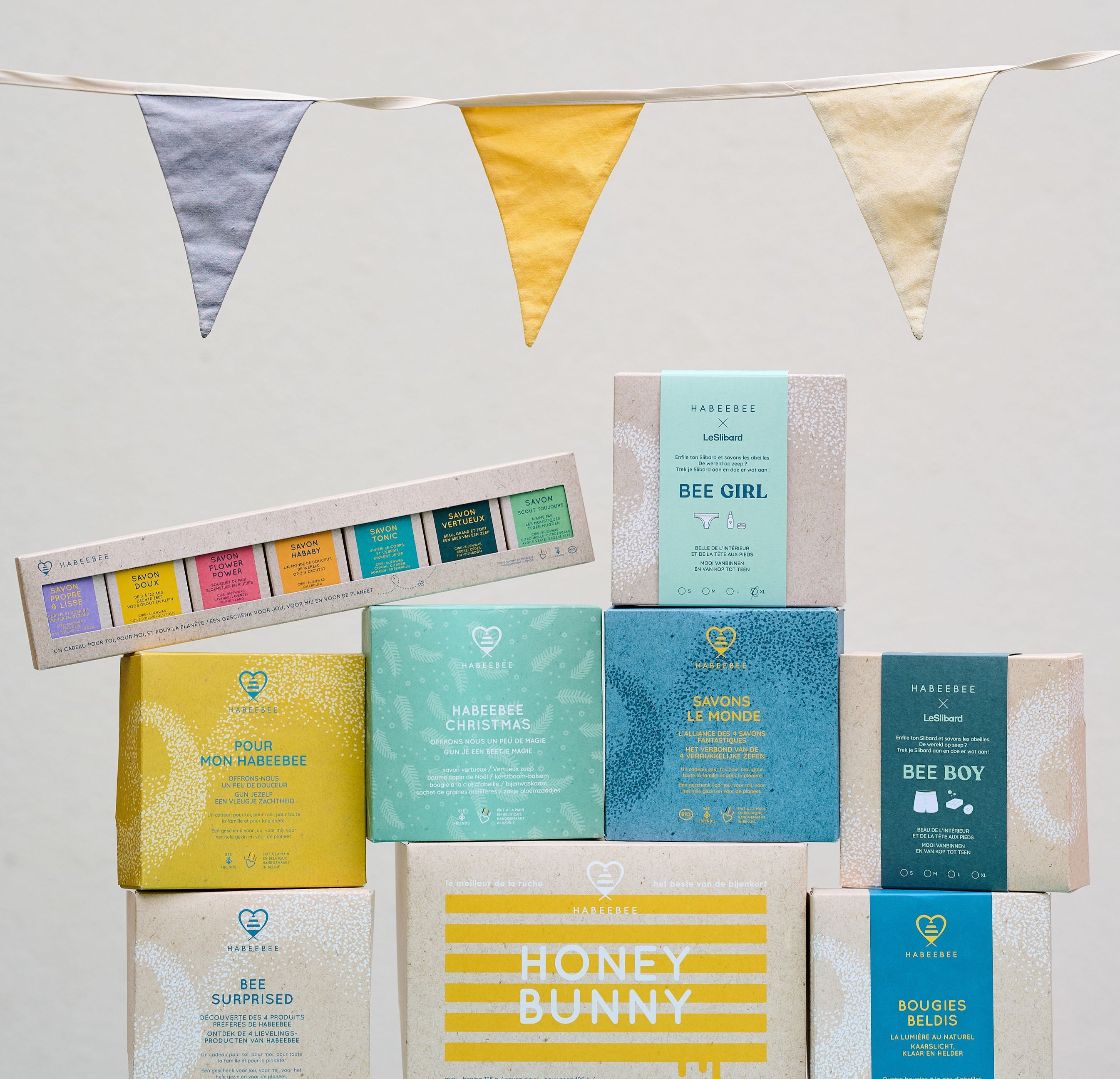 Coffrets cadeaux Habeebee – Des savons artisanaux aux packagings personnalisés, parfaits pour offrir en entreprise ou célébrer des événements. Habeebee geschenkdozen – Ambachtelijke zepen met gepersonaliseerde verpakkingen, ideaal voor bedrijven of speciale gelegenheden. Habeebee gift sets – Handcrafted soaps with customized packaging, perfect for corporate gifts or special occasions.