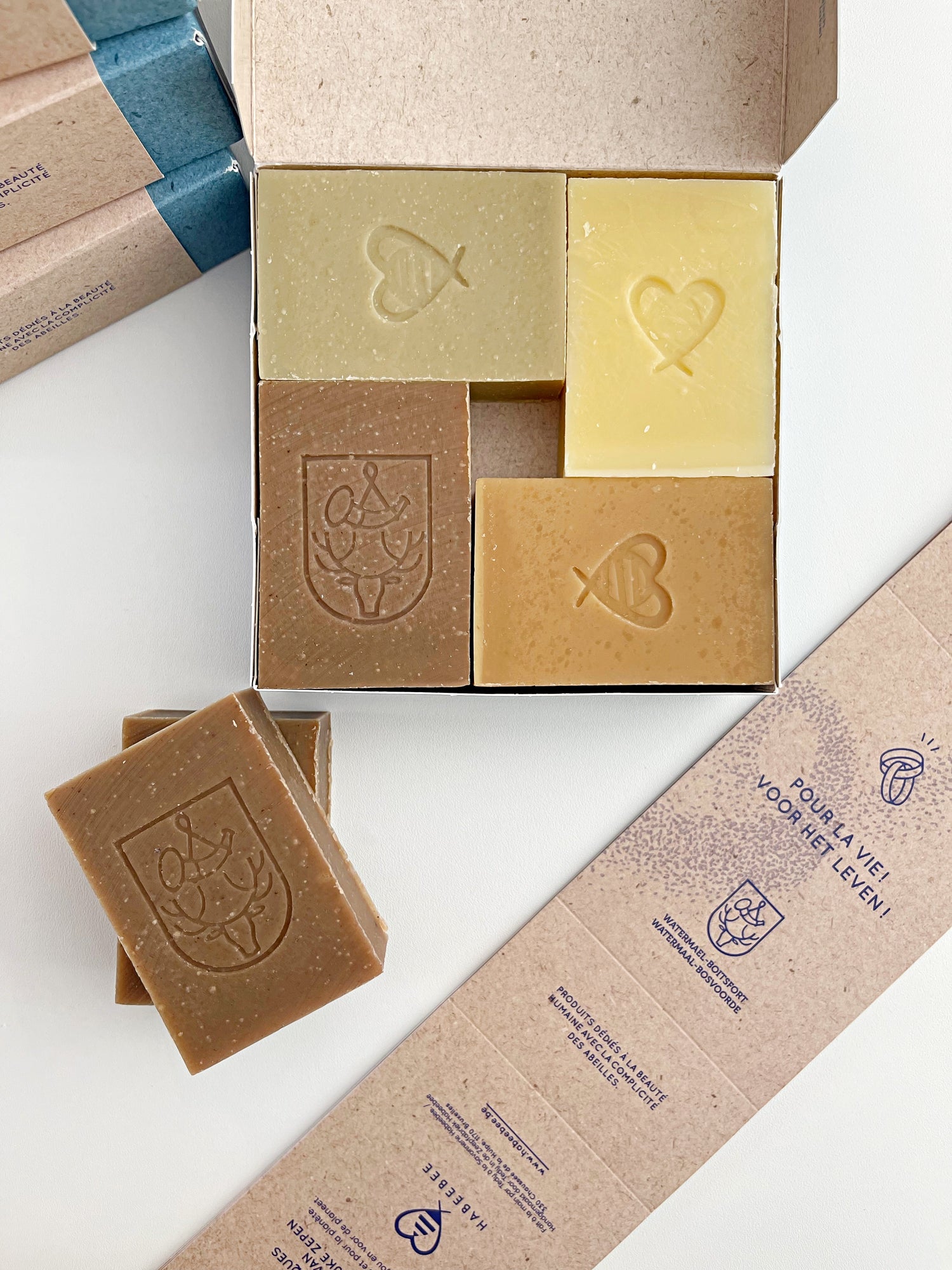 Coffret éco-responsable Habeebee – Savons artisanaux certifiés, emballés sans plastique dans un coffret recyclable, idéal pour un cadeau engagé. Duurzaam geschenkdoosje van Habeebee – Gecertificeerde ambachtelijke zepen in een recyclebare verpakking zonder plastic, perfect voor een verantwoord geschenk. Eco-responsible gift box by Habeebee – Certified handcrafted soaps in plastic-free, recyclable packaging, perfect for a meaningful gift.
