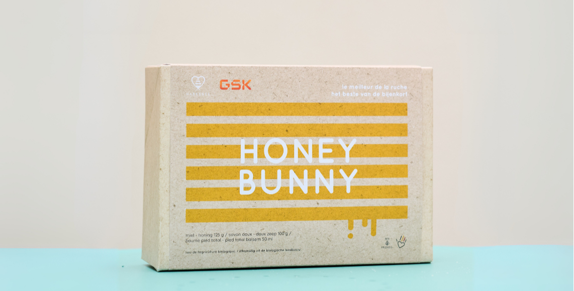 Coffret Honey Bunny personnalisé pour GSK – Un assortiment de soins issus de la ruche (miel, savon doux, baume pieds) dans un emballage éthique et éco-conçu.
Gepersonaliseerde Honey Bunny-cadeaubox voor GSK – Een selectie bijenproducten (honing, zachte zeep, voetbalsem) in een ethisch en ecologisch ontworpen verpakking.
Custom Honey Bunny gift box for GSK – A selection of beehive-based care (honey, soft soap, foot balm) in an ethical and eco-designed package.