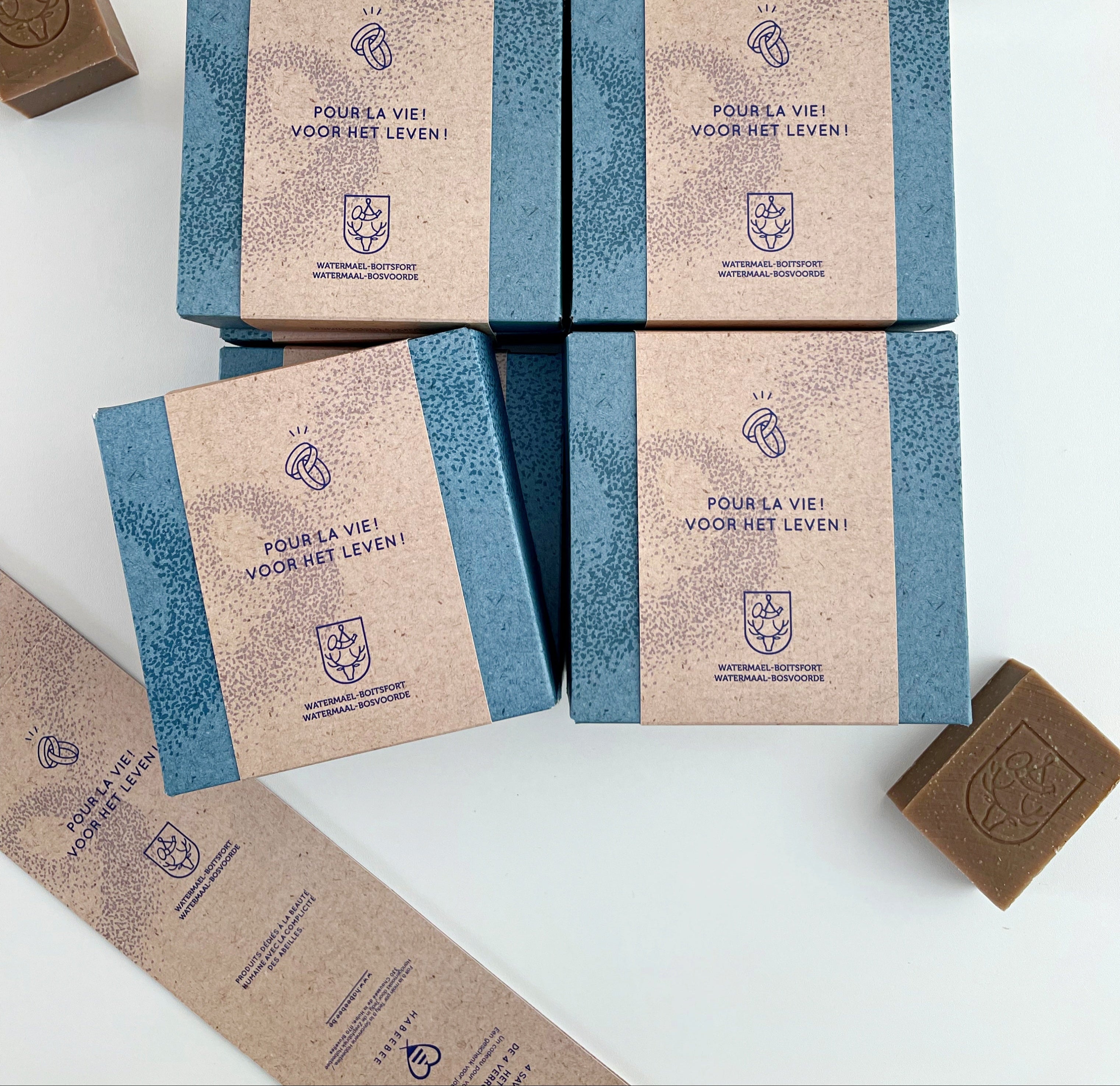 Coffrets Habeebee « Pour la vie » – Une édition spéciale artisanale conçue pour marquer des moments symboliques, alliant engagement écologique et émotion.
Habeebee-doosjes « Voor het leven » – Een speciale, ambachtelijke editie voor betekenisvolle momenten, met oog voor natuur en emotie.
Habeebee “For Life” boxes – A special handcrafted edition made to honor meaningful moments with an eco-conscious and heartfelt touch.
