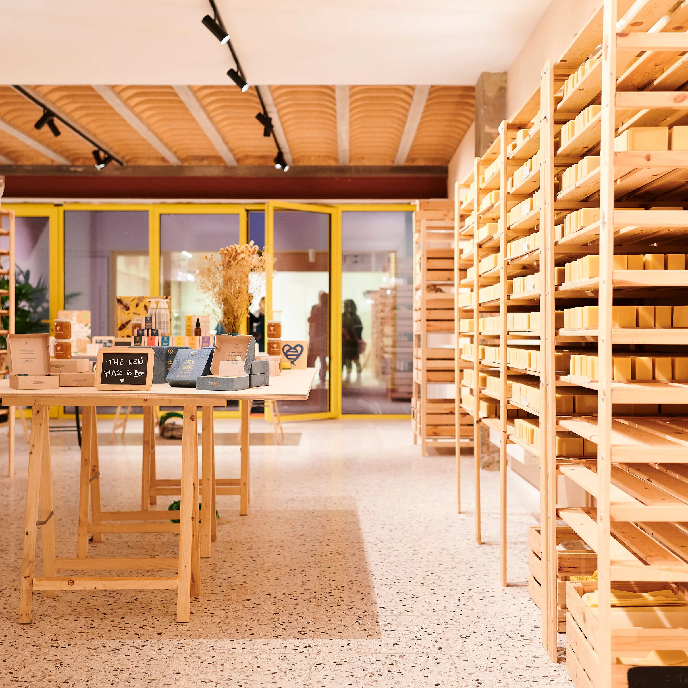Intérieur chaleureux de la savonnerie Habeebee à Watermael-Boitsfort, où sont fabriqués à la main des savons naturels issus d’une apiculture durable.
Warme binnenruimte van de Habeebee-zeepmakerij in Watermaal-Bosvoorde, waar natuurlijke zepen met de hand worden gemaakt op basis van duurzame bijenteelt.
Warm interior of the Habeebee soap workshop in Watermael-Boitsfort, where natural soaps are handcrafted using wax from sustainable beekeeping.