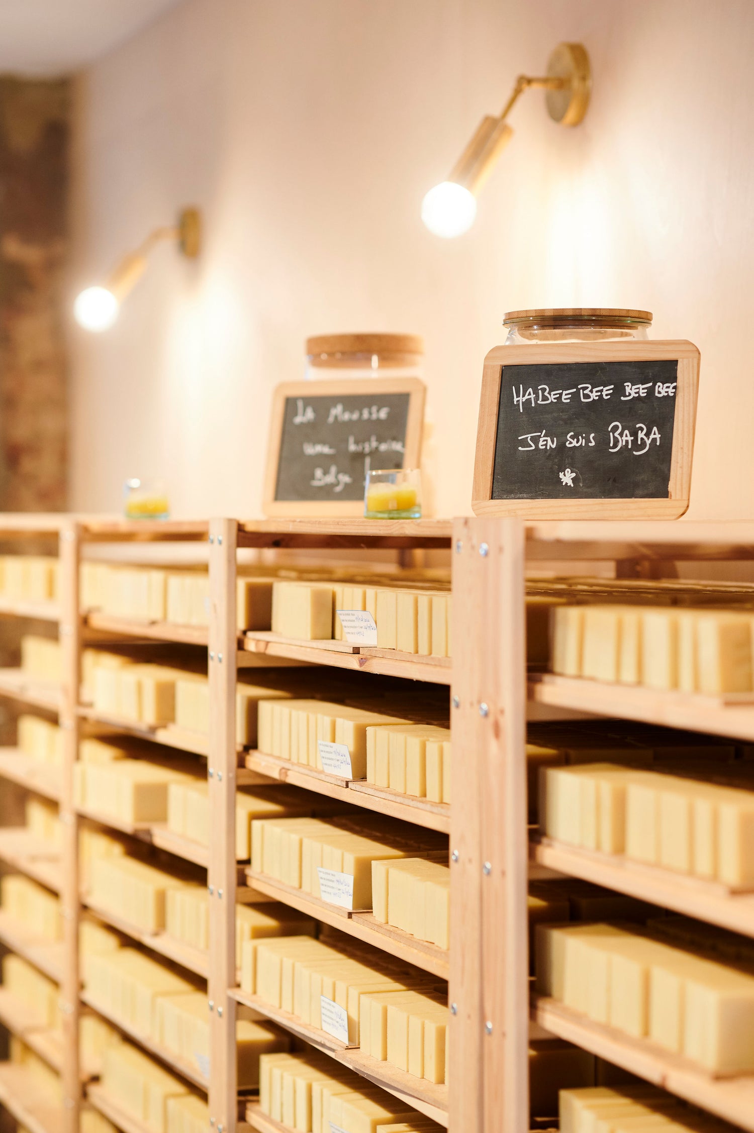 Étagères de savons artisanaux en cure dans la savonnerie Habeebee, fabriqués à la main à partir de cire d’abeille et d’ingrédients naturels.
Handgemaakte zepen op rekken in de Habeebee-zeepmakerij, op basis van bijenwas en natuurlijke ingrediënten.
Shelves of handmade soaps curing in the Habeebee soap workshop, made with beeswax and natural ingredients.