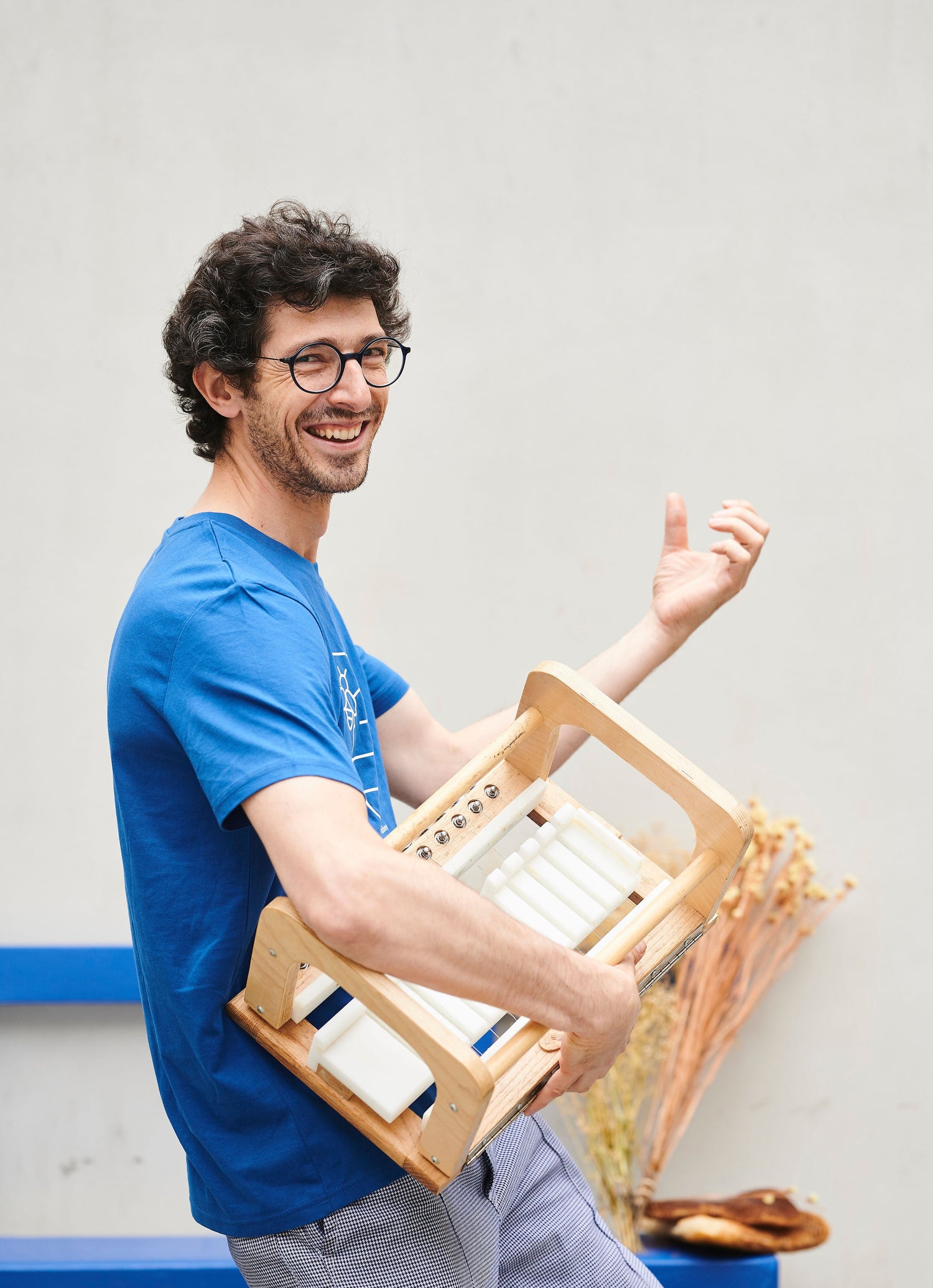 Tedy, artisan chez Habeebee, fabrique à la main savons, baumes et soins naturels avec passion et bonne humeur.
Tedy, ambachtsman bij Habeebee, maakt met veel plezier handgemaakte zepen, balsems en natuurlijke verzorging.
Tedy, artisan at Habeebee, handcrafts soaps, balms, and natural care products with joy and dedication.