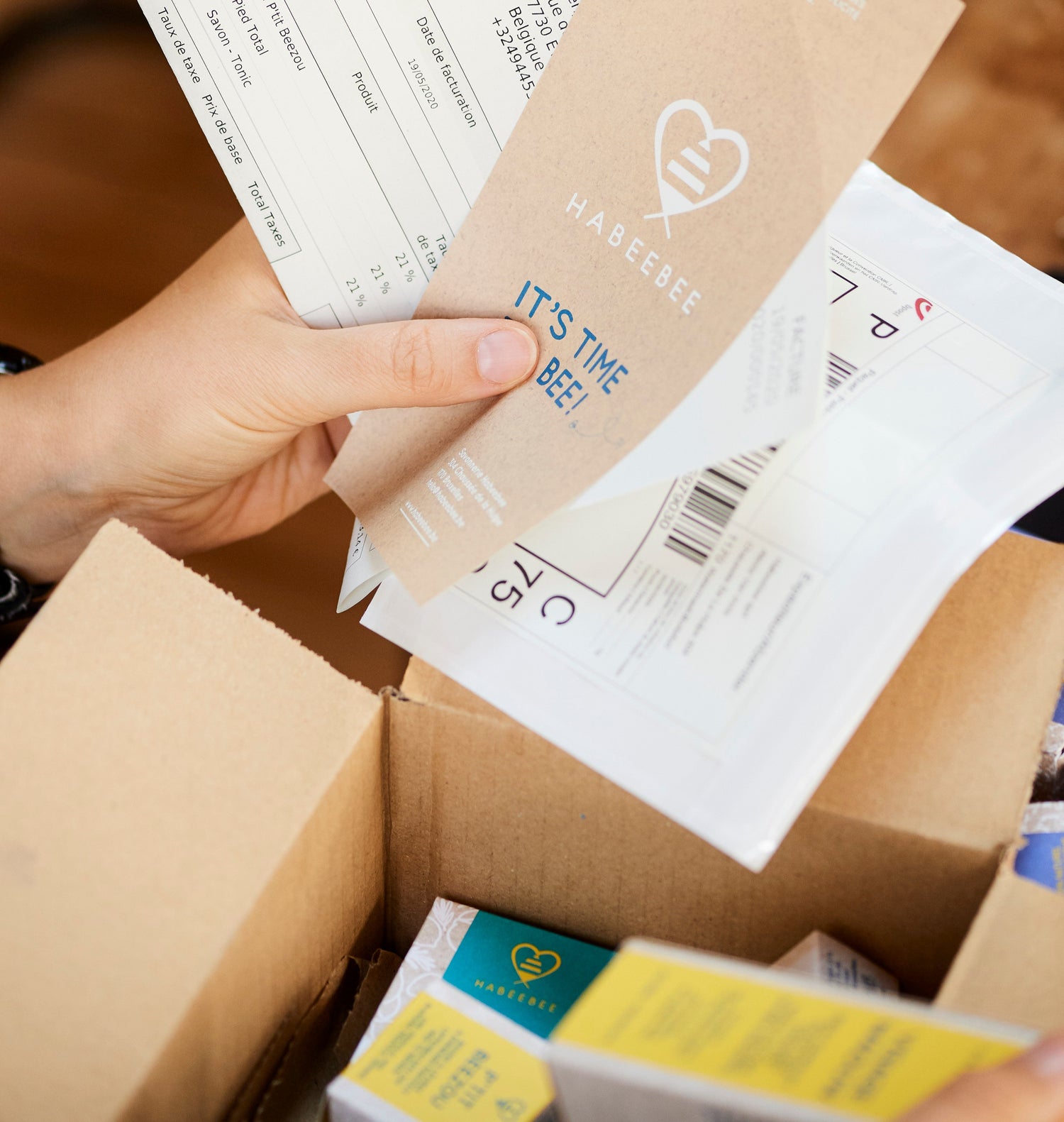 Préparation d’un colis Habeebee par une personne en situation – Un geste simple pour un impact durable, en faveur de l’inclusion professionnelle. Voorbereiding van een Habeebee-pakket door een persoon – Een eenvoudig gebaar met een grote impact voor professionele inclusie. Habeebee order being packed by a person – A small gesture with lasting impact for workplace inclusion.