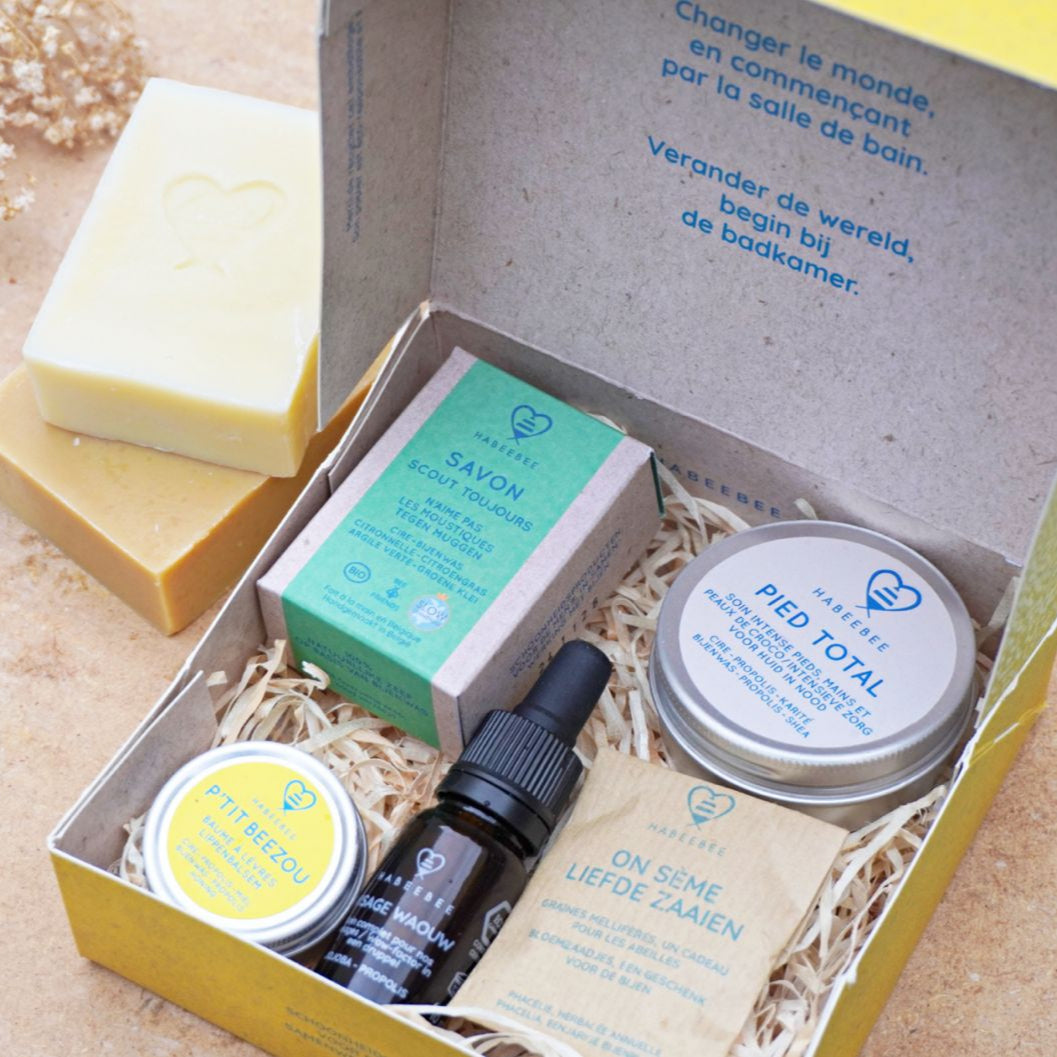 Coffret Cadeau POUR MON HABEEBEE.
ce coffret contient: Savon Scout Toujours – Un savon frais et estival à la citronnelle et à l’argile verte, parfait pour les nuits d’été.
Baume Soin Intense Pied Total – Un trio puissant à la cire d’abeille, karité et propolis pour nourrir et réparer mains et pieds.
Sérum Visage Waouw – Un soin éclat à la propolis et à l’huile de jojoba pour hydrater et protéger la peau.
Baume à Lèvres P’tit Beezou – Ultra-nourrissant grâce au miel, à la propolis et à la cire d’abeille.