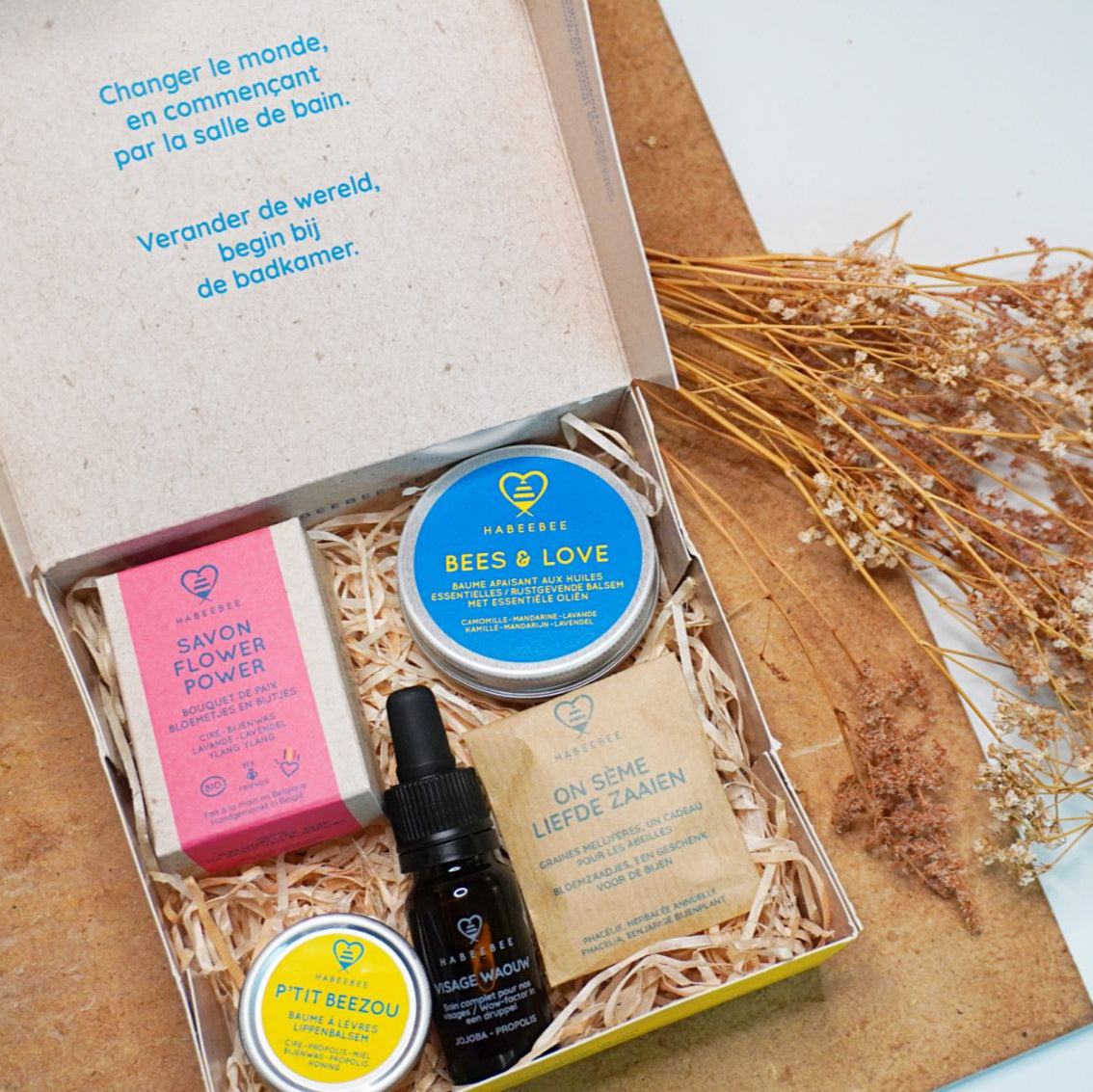 Coffret Cadeau POUR MON HABEEBEE.
Ce coffret contient :
Savon Flower Power – Un savon artisanal à la lavande, à l’ylang-ylang et à l’argile rouge pour une peau douce et éclatante.
Baume Bees & Love – Aux huiles essentielles de camomille, mandarine et lavande, pour un instant de relaxation et de réconfort.
Sérum Visage Waouw – Un soin éclat à la propolis et à l’huile de jojoba pour hydrater et protéger la peau.
Baume à Lèvres P’tit Beezou – Ultra-nourrissant grâce au miel, à la propolis et à la cire d’abeil