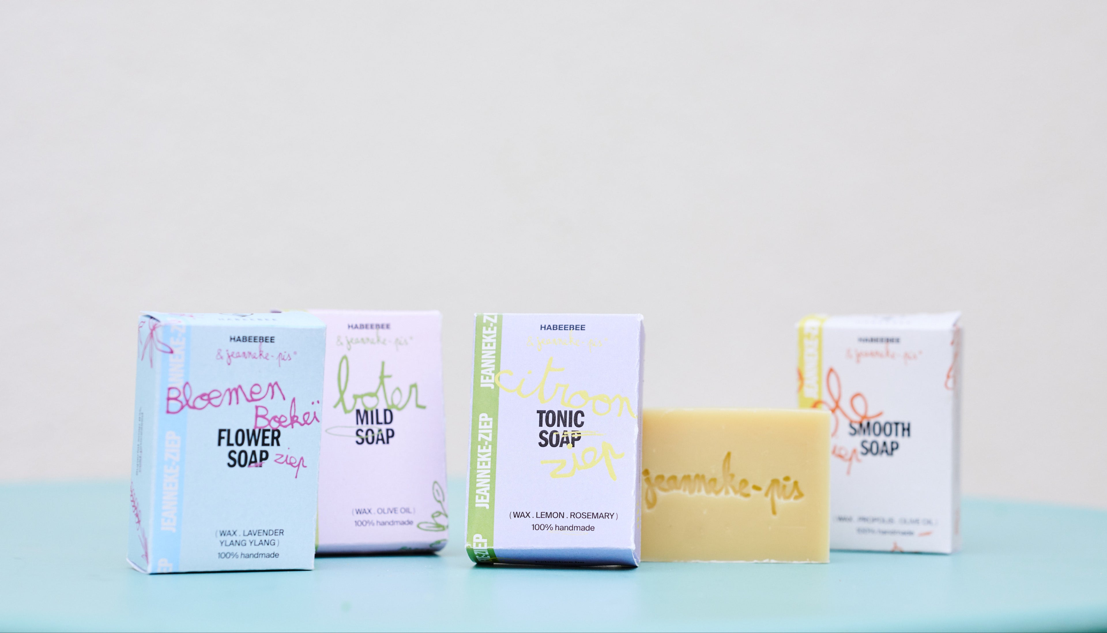 Gamme de savons Jeanneke Pis par Habeebee – Une collection artisanale et colorée aux huiles essentielles, illustrée avec une touche espiègle.
Jeanneke Pis-zeepcollectie van Habeebee – Een speelse en kleurrijke lijn van handgemaakte zepen met etherische oliën.
Jeanneke Pis soap collection by Habeebee – A playful, colorful range of handcrafted soaps with essential oils and cheeky design