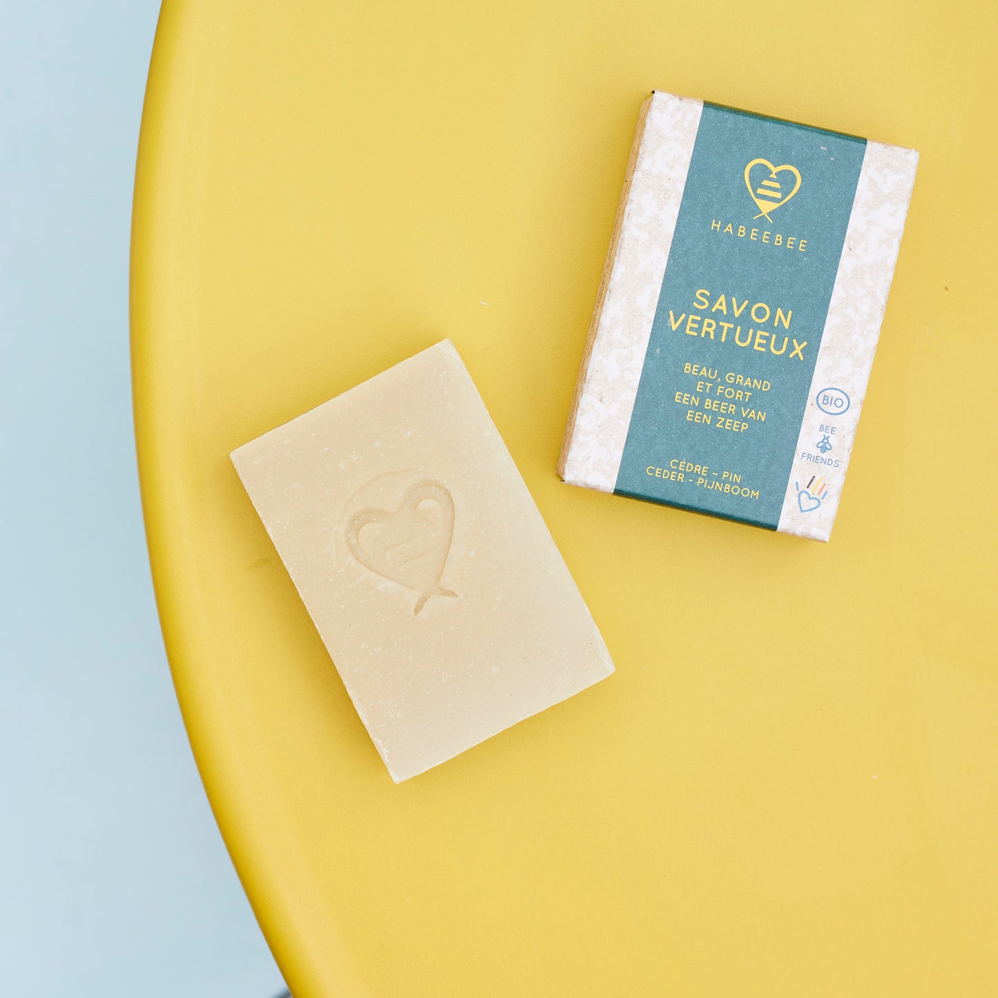 Savon solide hydratant à la cire d'abeille, fabriqué dans notre savonnerie à Bruxelles
