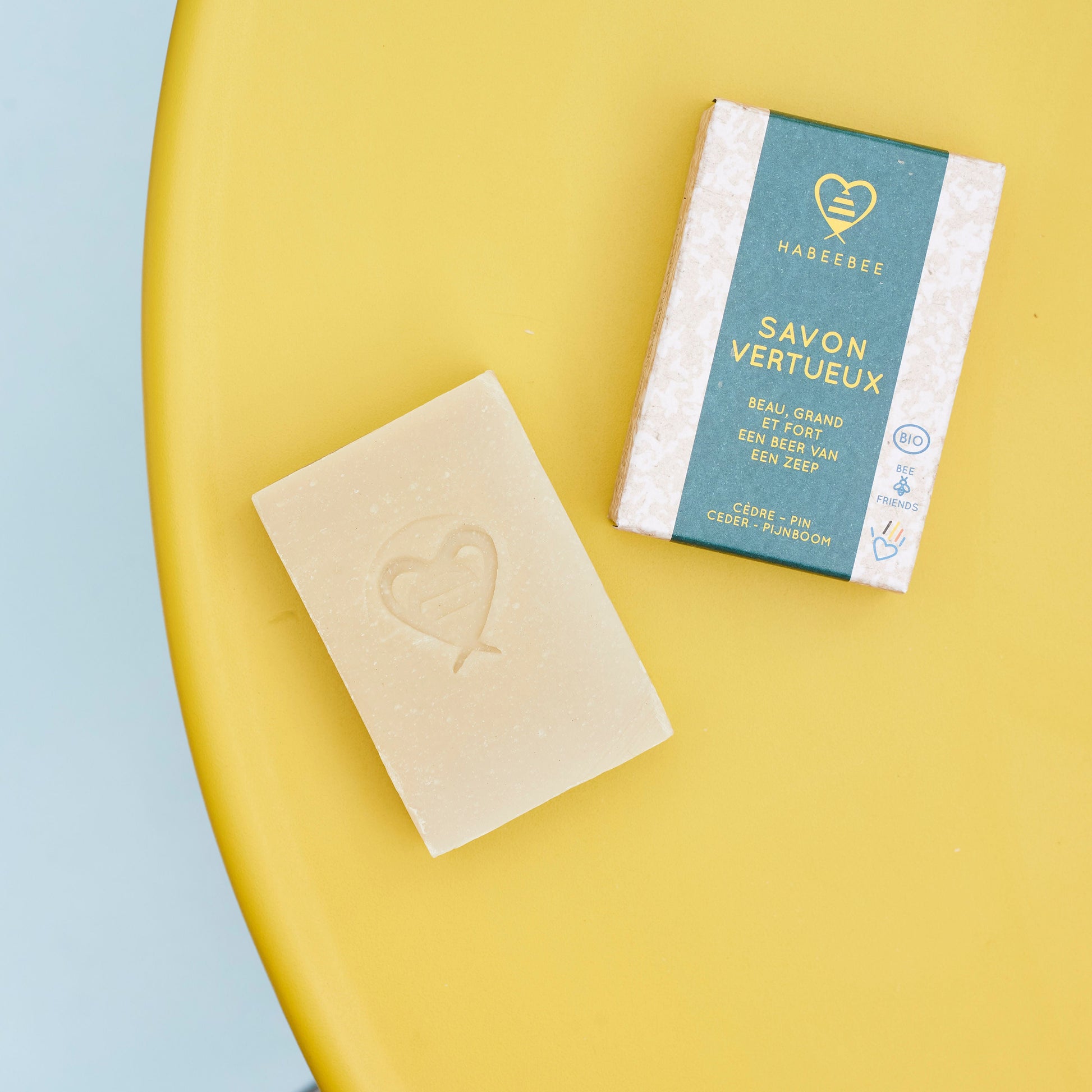 Savon solide hydratant à la cire d'abeille, fabriqué dans notre savonnerie à Bruxelles