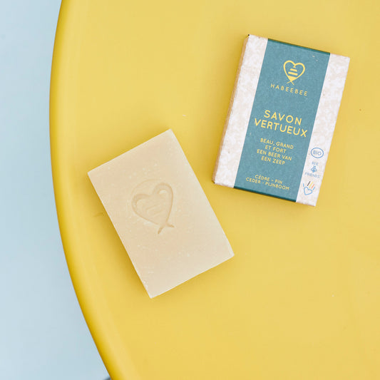 Savon solide hydratant à la cire d'abeille, fabriqué dans notre savonnerie à Bruxelles