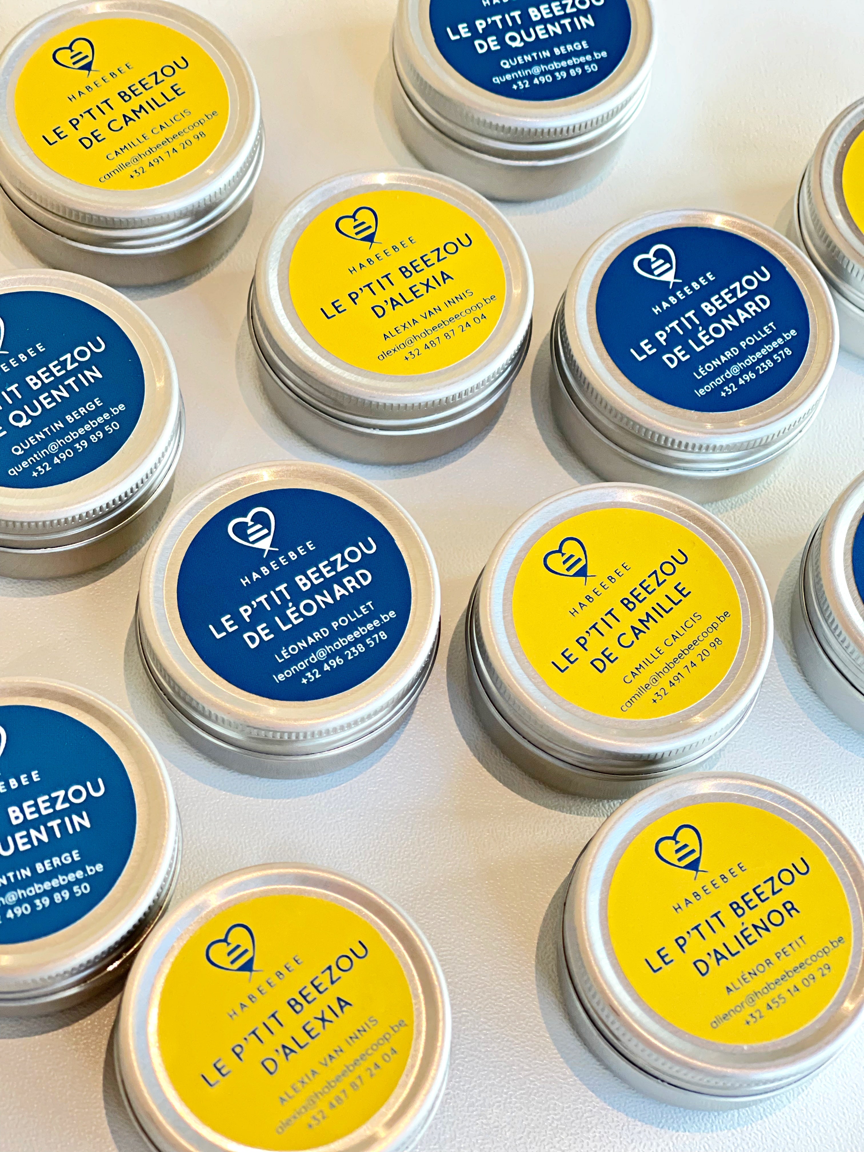 Petits baumes Habeebee personnalisés avec prénom ou coordonnées – Idéal comme carte de visite originale ou cadeau d’entreprise engagé.
Gepersonaliseerde Habeebee balsems met naam of contactgegevens – Perfect als originele visitekaart of duurzaam bedrijfsgeschenk.
Custom Habeebee balms with name or contact details – A perfect eco-conscious gift or creative business card.