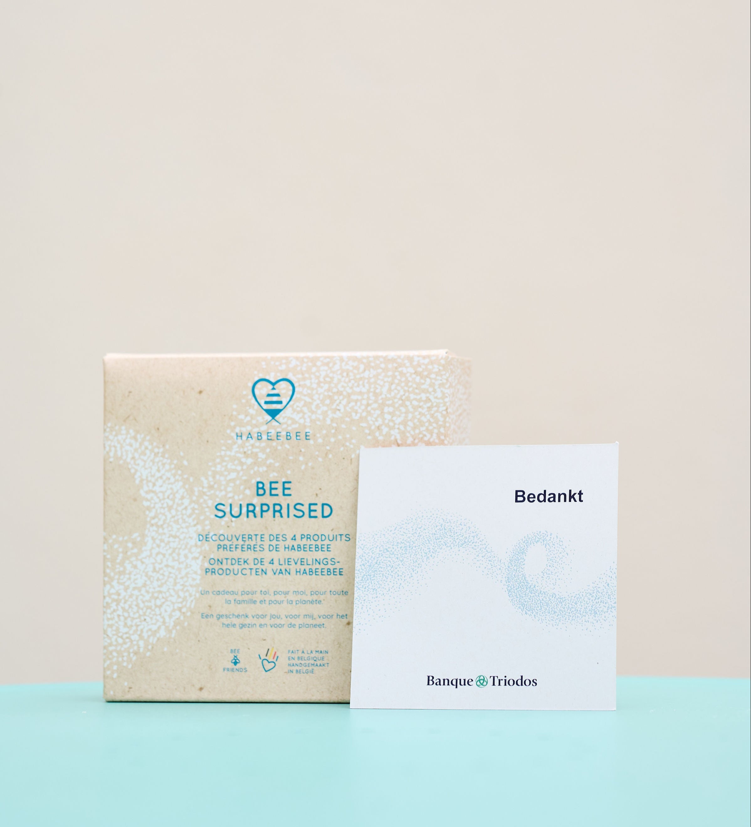 Coffret « Bee Surprised » Habeebee accompagné d’une carte de remerciement personnalisée – Un exemple de cadeau d’entreprise avec message sur mesure.
Habeebee “Bee Surprised” geschenkdoos met gepersonaliseerd bedankkaartje – Een voorbeeld van een bedrijfscadeau met een persoonlijke boodschap.
Habeebee “Bee Surprised” gift box with custom thank-you card – A perfect example of a corporate gift featuring a personalized message.