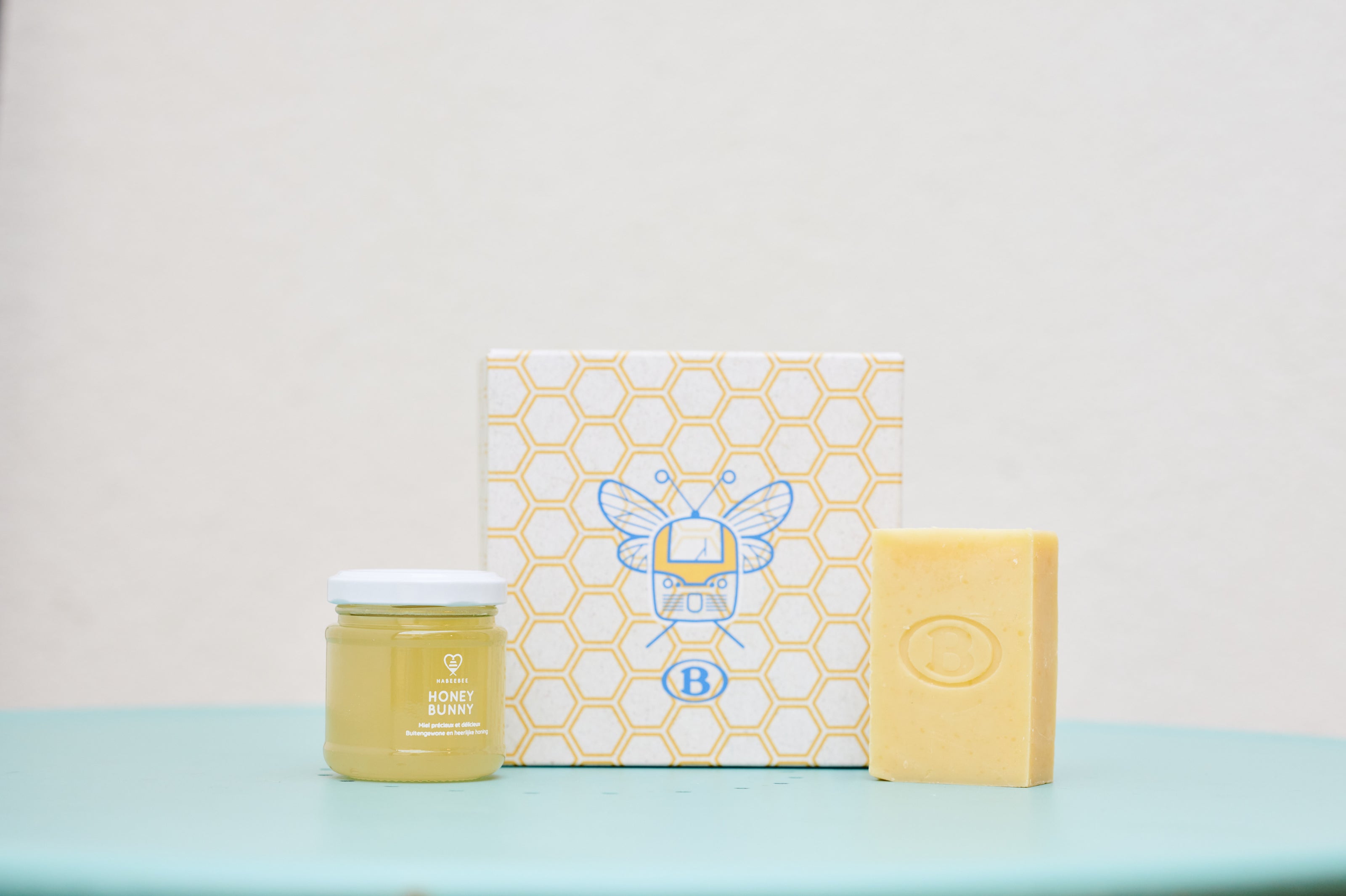 Coffret Habeebee entièrement personnalisé pour une entreprise : savon, miel et emballage aux couleurs de la marque – Le cadeau d’affaires responsable par excellence.
Volledig gepersonaliseerd Habeebee-bedrijfsgeschenk: zeep, honing en verpakking in de kleuren van het merk – Het ultieme duurzame relatiegeschenk.
Fully customized Habeebee corporate gift box: soap, honey, and packaging tailored to brand identity – The ultimate eco-conscious business gift.