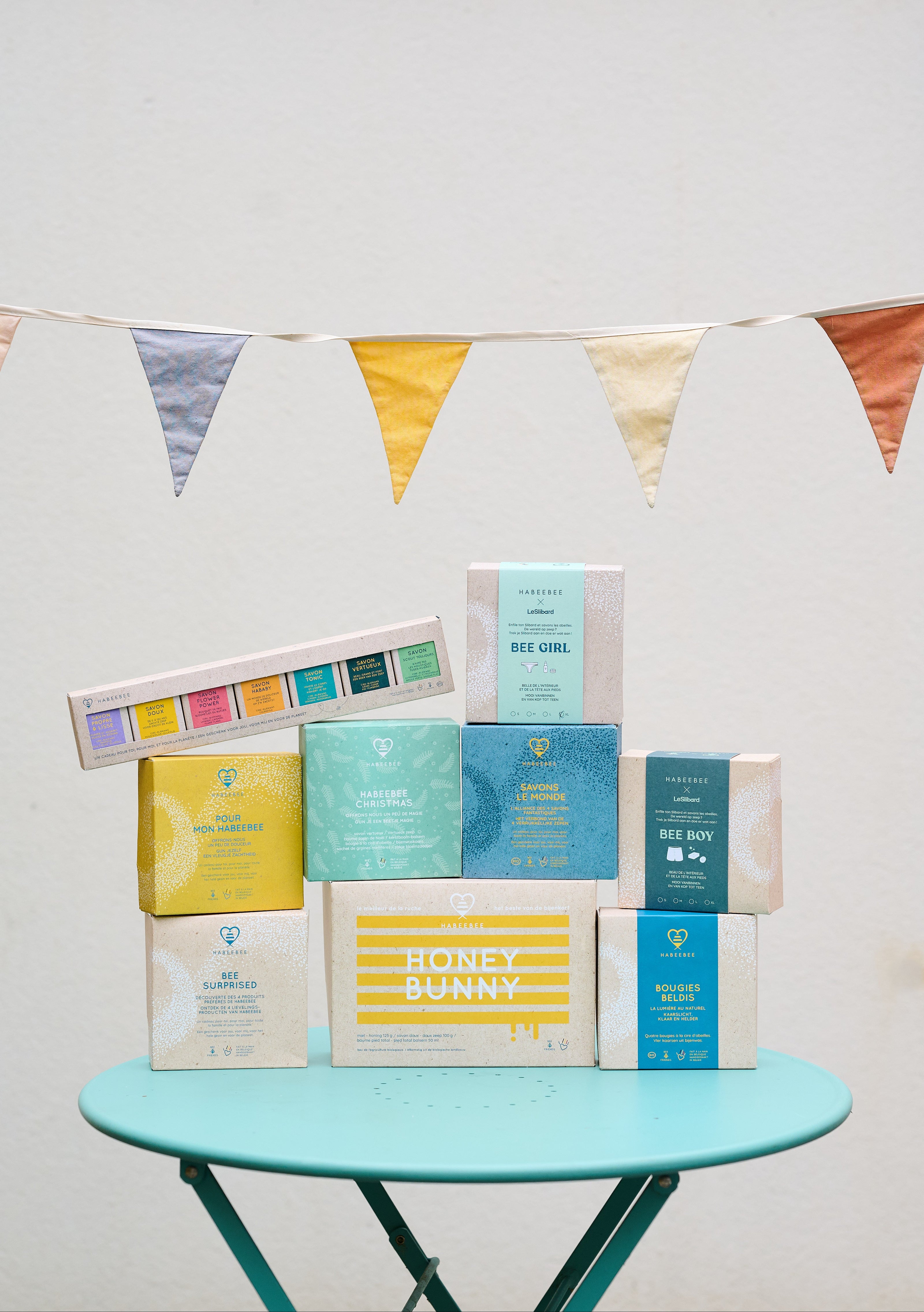 Coffrets cadeaux Habeebee à composer soi-même, avec un choix de savons, baumes ou soins liquides – une idée parfaite pour un cadeau personnalisé et responsable.
Samenstelbare geschenkdozen van Habeebee met keuze uit zepen, balsems of vloeibare verzorging – een ideaal gepersonaliseerd en duurzaam cadeau.
Customizable Habeebee gift boxes with a selection of soaps, balms or liquid care – a thoughtful and sustainable personalised gift.