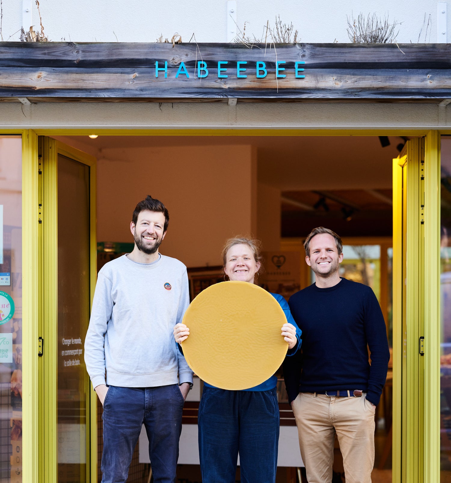 L’équipe chaleureuse de la Savonnerie Habeebee devant l’atelier à Bruxelles – Ensemble pour une cosmétique artisanale, engagée et joyeuse. Het hartelijke team van Savonnerie Habeebee voor het atelier in Brussel – Samen voor ambachtelijke, geëngageerde en vrolijke cosmetica. The warm-hearted Habeebee soap team in front of the Brussels workshop – United for joyful, artisanal and purpose-driven cosmetics.