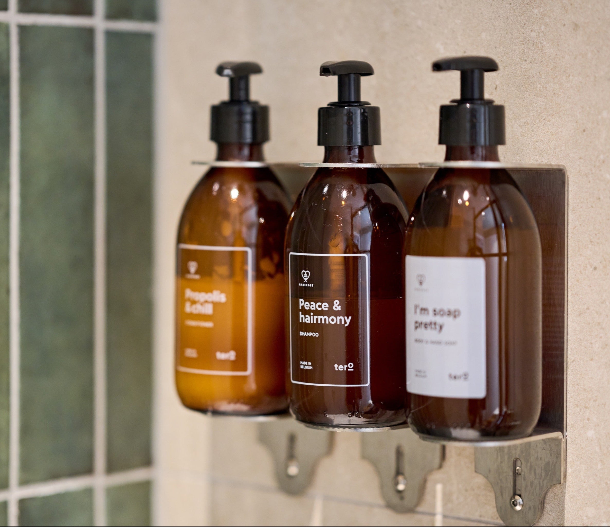 Trois flacons Habeebee en verre ambré (ou PET recyclé) personnalisables – Une solution élégante et durable pour hôtels, restaurants ou établissements engagés.
Drie personaliseerbare amberkleurige glazen (of gerecycleerde PET) flessen van Habeebee – Een stijlvolle en duurzame oplossing voor hotels, restaurants of geëngageerde bedrijven.
Three customizable amber glass (or recycled PET) bottles by Habeebee – A stylish and sustainable solution for hotels, restaurants, or conscious companies.