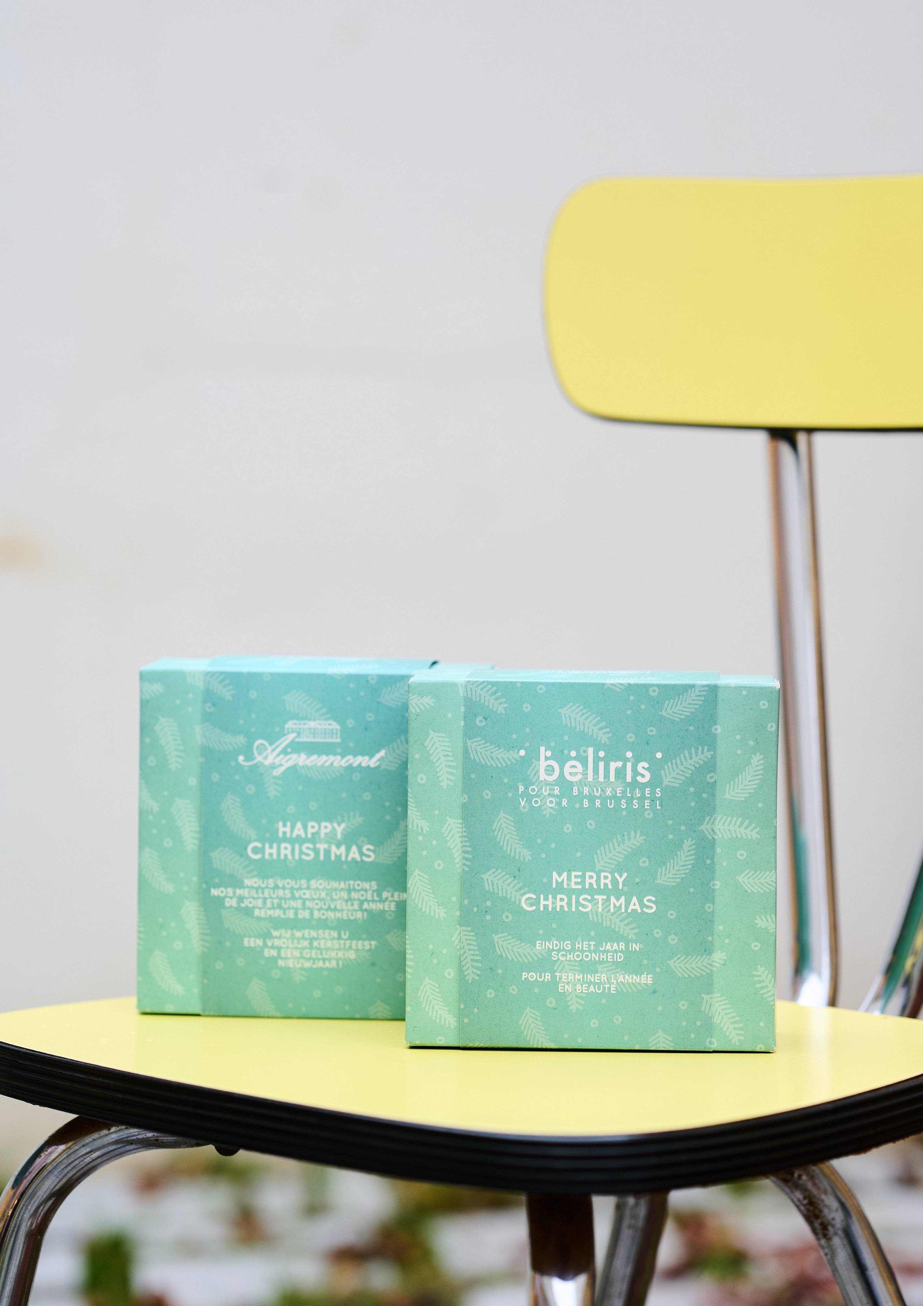 Fourreau personnalisé pour coffret de Noël Habeebee – Exemple de packaging sur-mesure aux couleurs et messages des entreprises partenaires.
Gepersonaliseerde wikkel voor Habeebee kerstdoosje – Voorbeeld van een maatwerkverpakking in de kleuren en met de boodschap van partnerbedrijven.
Custom Christmas soap sleeve by Habeebee – Example of tailored packaging with the branding and message of partner companies.