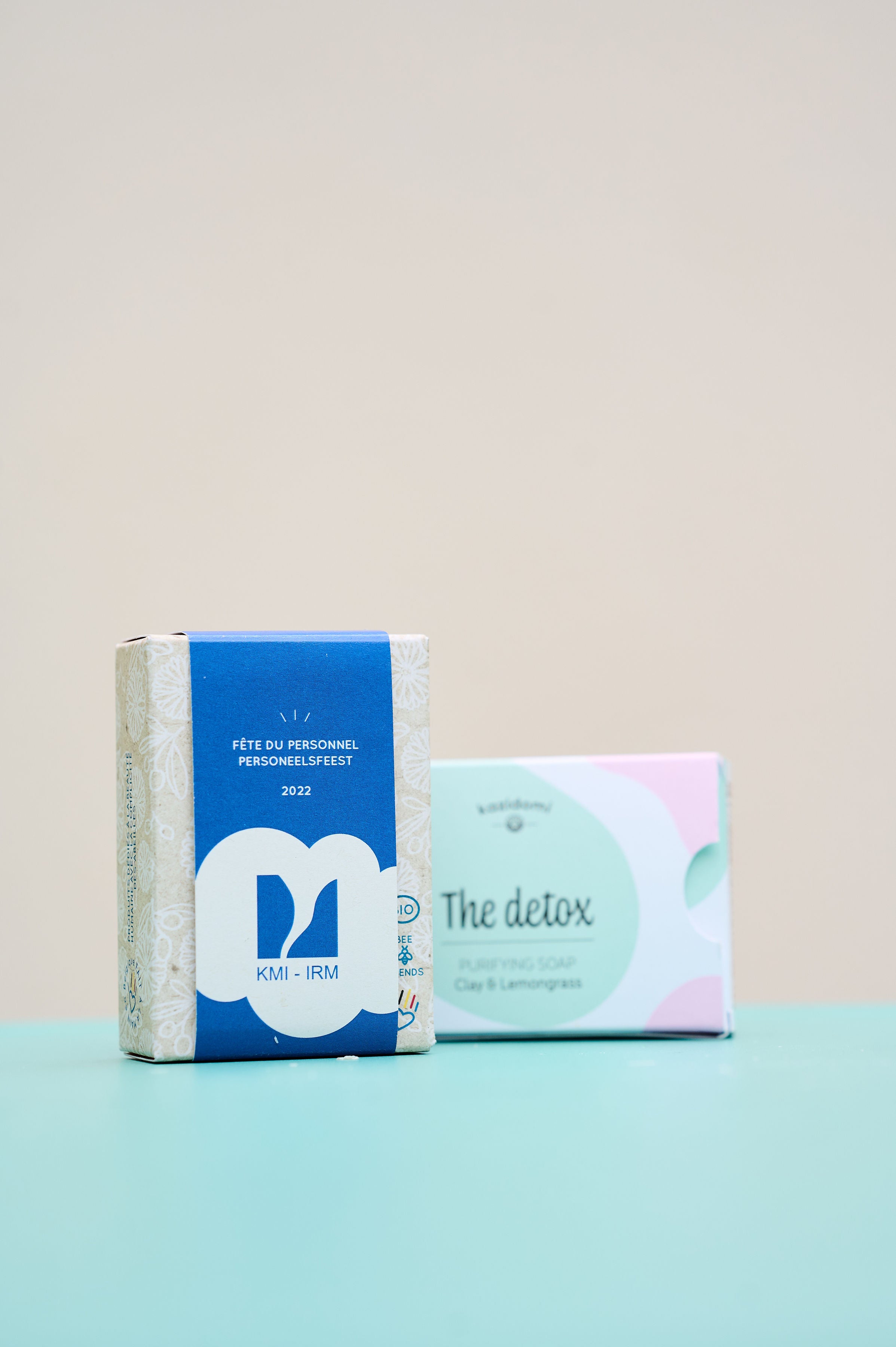 Savon Habeebee avec un fourreau personnalisé aux couleurs d’un événement d’entreprise – une solution élégante pour apposer un logo, un message ou une identité visuelle.
Habeebee-zeep met een gepersonaliseerde wikkel in de kleuren van een bedrijfsfeest – ideaal om een logo, boodschap of huisstijl toe te voegen.
Habeebee soap wrapped with a custom-designed sleeve for a corporate event – perfect for featuring a logo, message or visual identity.