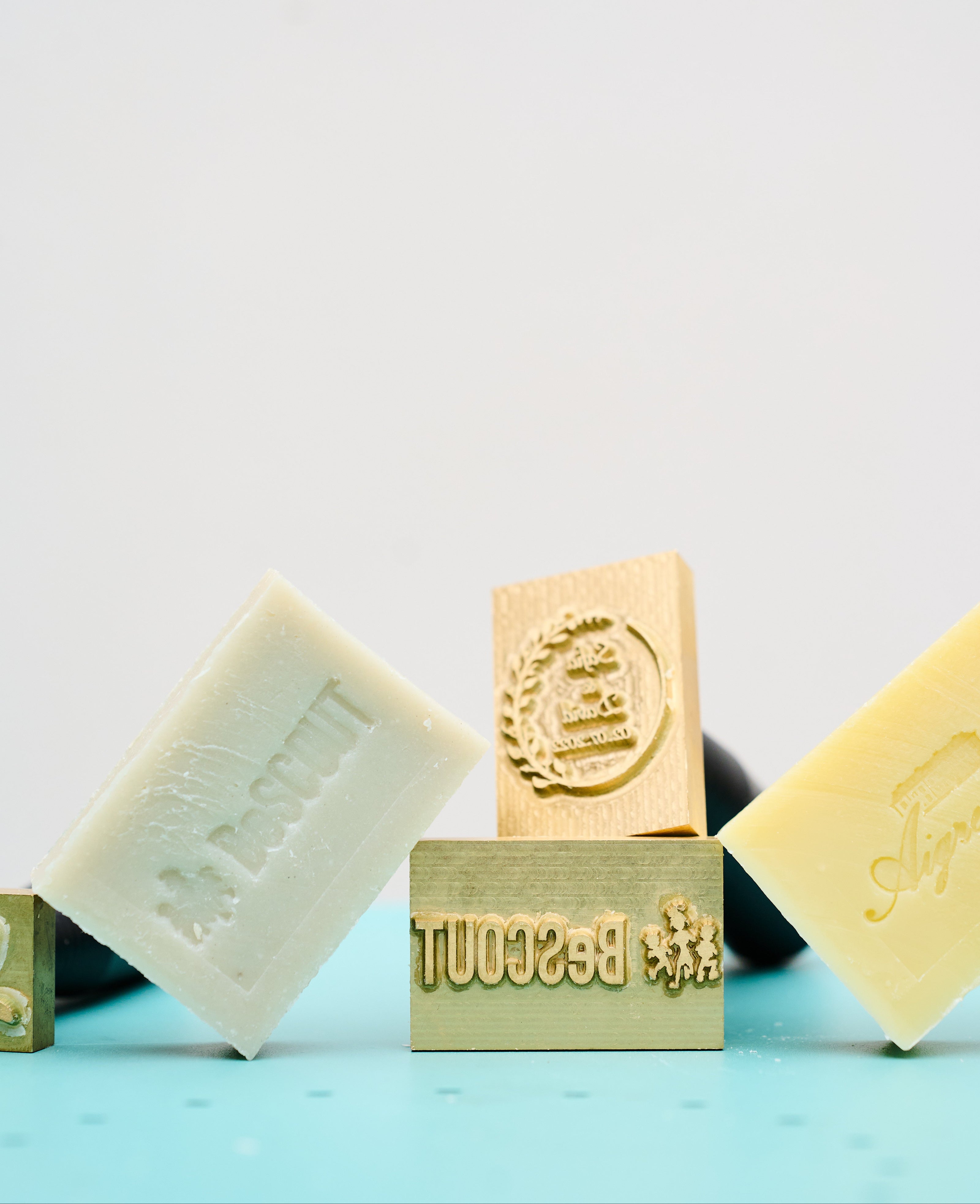 Exemples de savons Habeebee personnalisés pour un mariage, une naissance ou un événement, avec tampons sur mesure gravés au nom des bénéficiaires.
Voorbeelden van gepersonaliseerde Habeebee-zepen voor een huwelijk, geboorte of evenement, met op maat gemaakte stempels.
Examples of customized Habeebee soaps for weddings, births or events, featuring bespoke engraved stamps.
