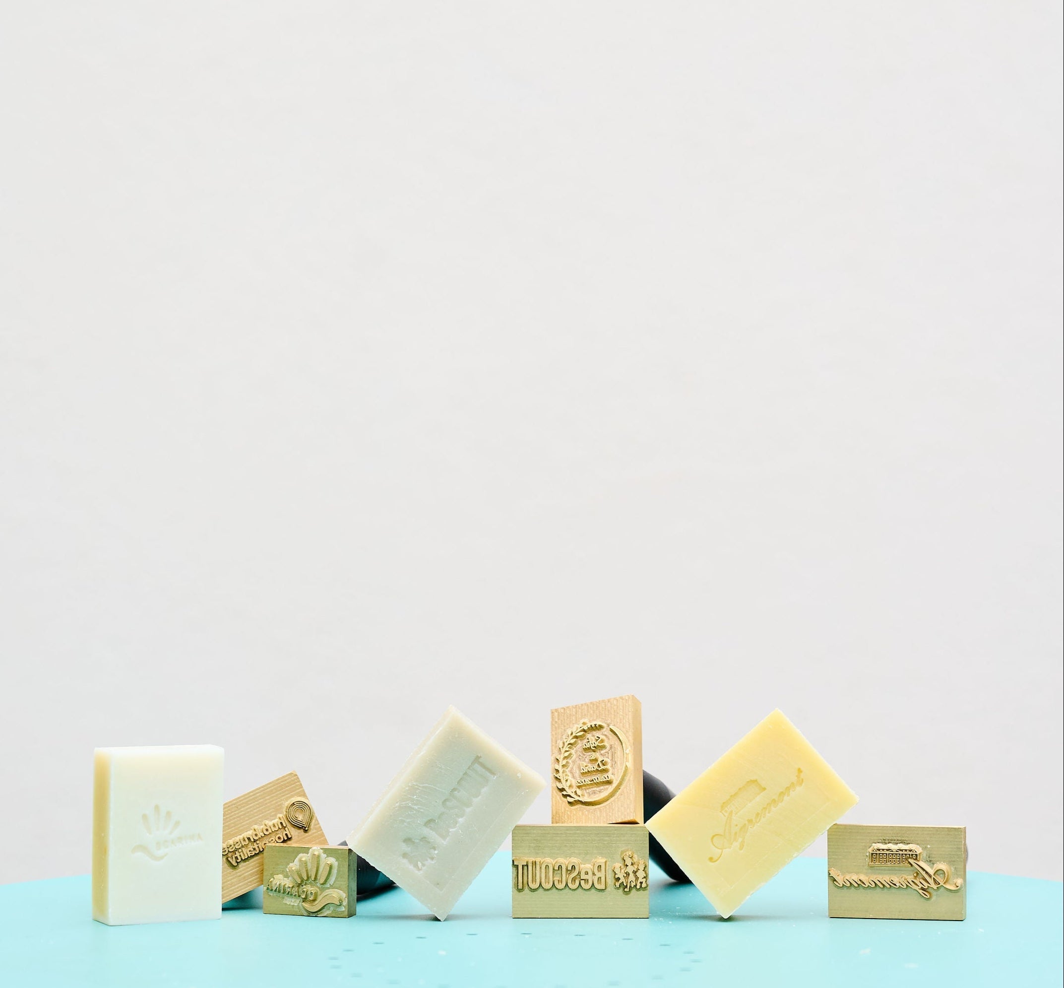 Personnalisation des savons Habeebee pour les professionnels – Tampons sur mesure avec logos d’entreprises pour une communication engagée et durable.
Personalisatie van Habeebee-zepen voor professionals – Maatwerk stempels met bedrijfslogo’s voor duurzame en geëngageerde communicatie.
Habeebee soap customization for professionals – Custom stamps with company logos for meaningful and sustainable branding.