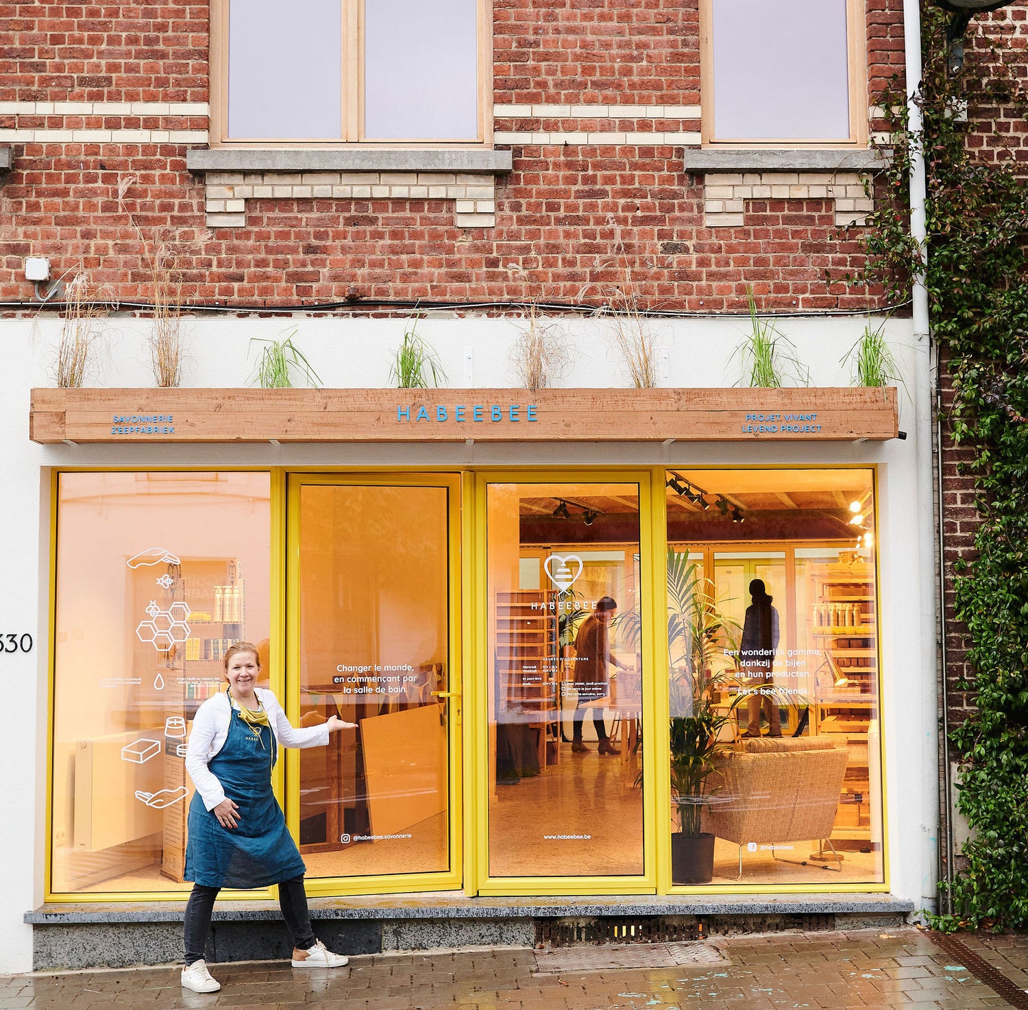 Devanture de la savonnerie Habeebee à Bruxelles – Une invitation à franchir la porte d’un lieu artisanal et engagé. Voorgevel van de Habeebee-zeepwinkel in Brussel – Een uitnodiging om een ambachtelijke en geëngageerde plek binnen te stappen. Front of the Habeebee soap shop in Brussels – An open invitation to enter a place of craftsmanship and commitment.